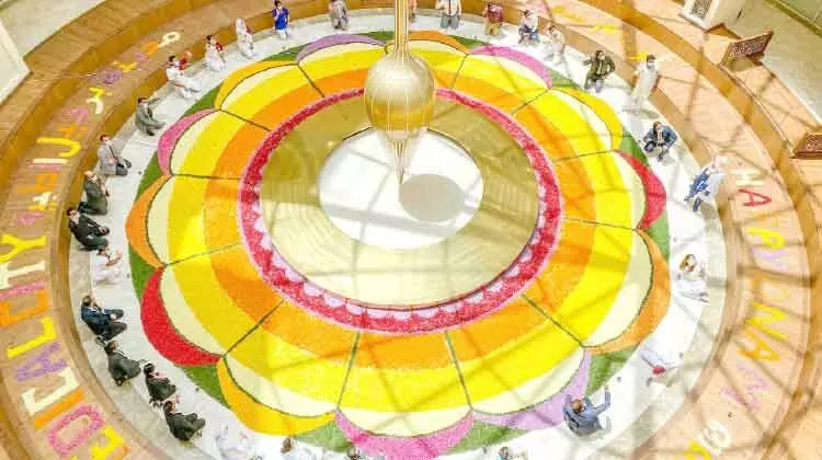 ​ഹീ​റോ​സി​ന്​ ആ​ദ​ര​മ​ർ​പ്പി​ച്ച്​ കൂ​റ്റ​ൻ പൂ​ക്ക​ളം