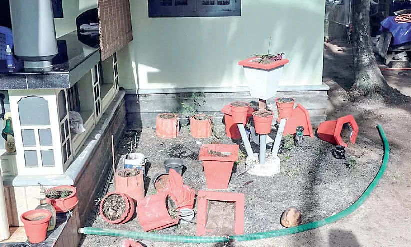 ആ​ശാ​വ​ർ​ക്ക​റു​ടെ വീ​ടി​നു​നേ​രെ ആ​ക്ര​മ​ണം