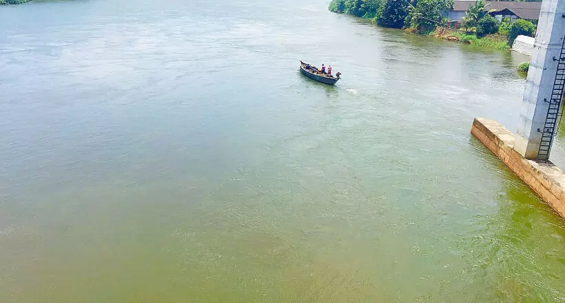 അവധി ദിനത്തിൽ പെരിയാർ നിറം മാറി ഒഴുകി അവധി ദിനത്തിൽ പെരിയാർ നിറം മാറി ഒഴുകി