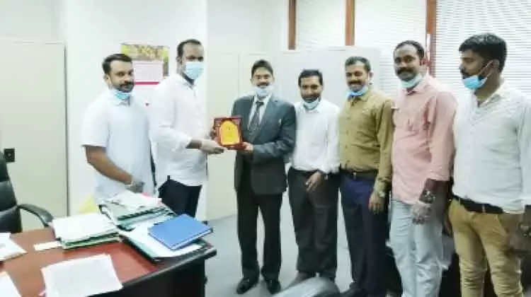 കെ.​എ​ൽ കു​വൈ​ത്ത്​ ഉ​പ​ഹാ​രം കൈ​മാ​റി