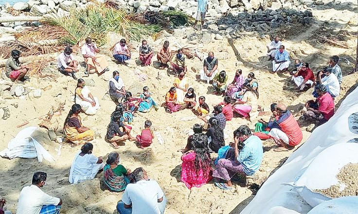 തിരുവോണനാളിൽ തീരദേശത്ത് മനുഷ്യപ്പൂക്കളം തിരുവോണനാളിൽ തീരദേശത്ത് മനുഷ്യപ്പൂക്കളം