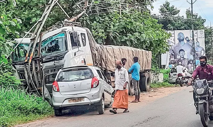 ചരക്കുലോറി നിര്‍ത്തിയിട്ട കാറിലിടിച്ച് അഞ്ചുപേര്‍ക്ക് പരിക്ക്