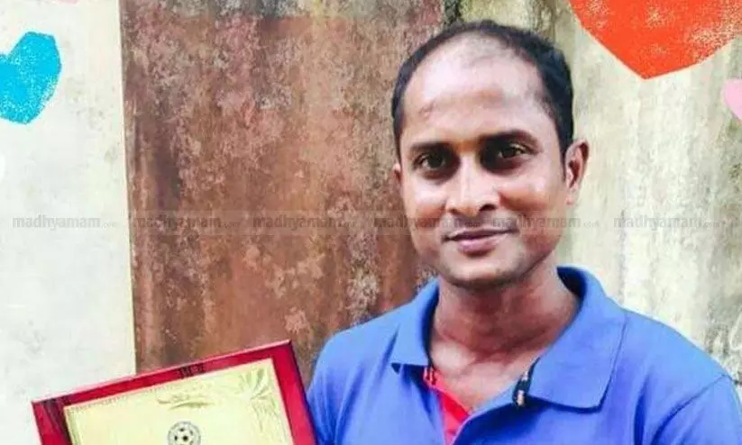 ധനരാജിെൻറ കുടുംബത്തിന് സഹായവുമായി മുൻ സന്തോഷ് േട്രാഫി താരങ്ങൾ ധനരാജിെൻറ കുടുംബത്തിന് സഹായവുമായി മുൻ സന്തോഷ് േട്രാഫി താരങ്ങൾ