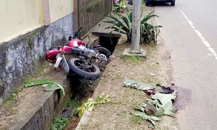 അരുണിെൻറ വേർപാട് തിരുവോണ സദ്യക്ക് ഇലയുമായി പോകുമ്പോൾ അരുണിെൻറ വേർപാട് തിരുവോണ സദ്യക്ക് ഇലയുമായി പോകുമ്പോൾ