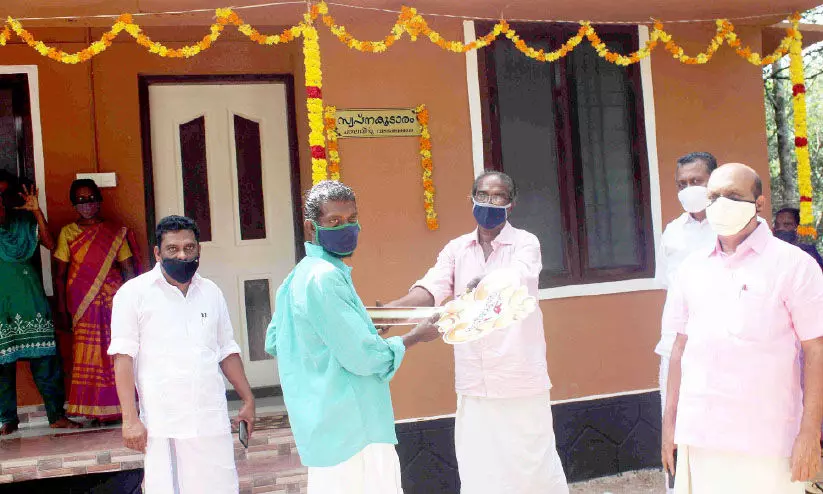 സ്നേഹയും സോനയും ഓണത്തിന് പുതിയവീട്ടില് സ്നേഹയും സോനയും ഓണത്തിന് പുതിയവീട്ടില്