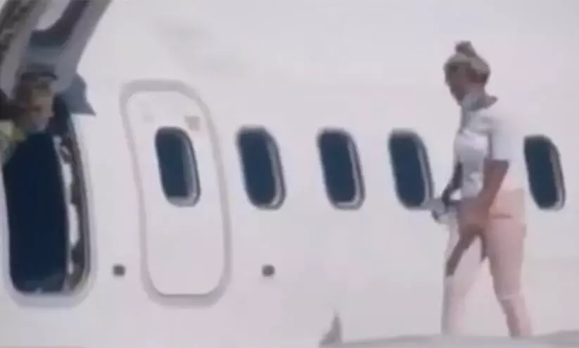 വിമാനത്തിനകത്ത്​ ചൂട്​​; കാറ്റുകൊള്ളാൻ ചിറകിലേക്കിറങ്ങി നടന്ന്​ യുവതി