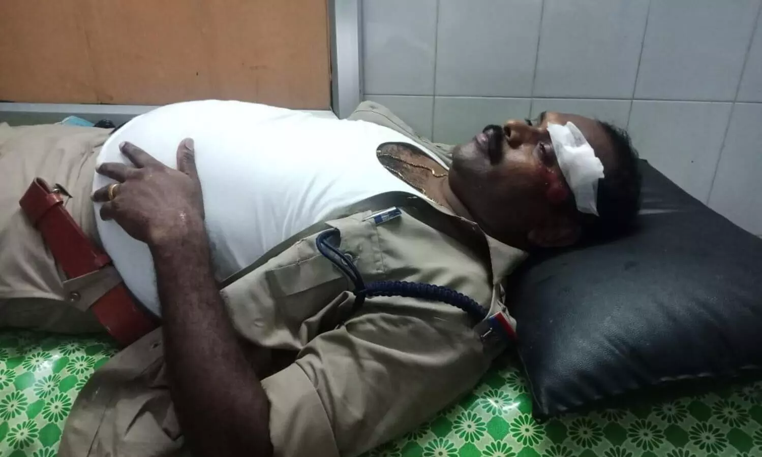 വാഹന പരിശോധനക്കിടെ ബൈക്ക് ഇടിച്ചുവീഴ്ത്തി; എസ്.ഐക്ക് ഗുരുതര പരിക്ക്