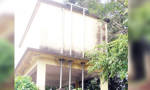 വാ​ട്ട​ർ ടാ​ങ്ക് നോ​ക്കു​കു​ത്തി; ചു​ണ്ടേ​ൽ ടൗ​ണി​ൽ കു​ടി​വെ​ള്ള​മി​ല്ല