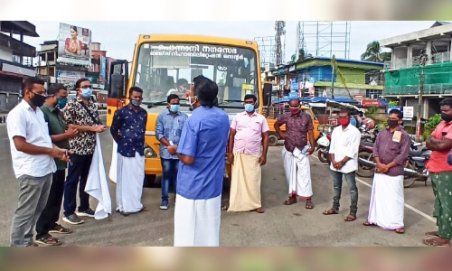 കോ​വി​ഡ് ഇ​വ​ർ​ക്ക് ബി ​പോ​സി​റ്റി​വ് ; പൊ​ന്നാ​നി​യി​ൽ നി​ന്നു​ള്ള 11 അംഗ സം​ഘം പ്ലാ​സ്മ ന​ൽ​കി