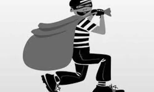 കോ​ഴി​ക്ക​ട കു​ത്തി​ത്തു​റ​ന്ന് സി.​സി.​ടി.​വി അ​ട​ക്കം മോ​ഷ്​​ടി​ച്ചു