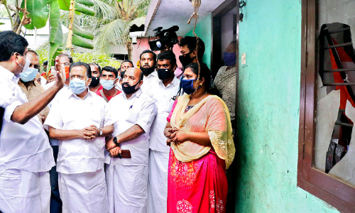 അ​ക്ര​മ​ത്തിനിരയായ​ ലീനയുടെ വീട്​ രമേശ് ചെന്നിത്തല സന്ദര്‍ശിച്ചു