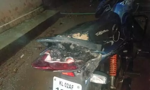 കൊല്ലത്ത്​ യൂത്ത്​ കോൺഗ്രസ്​ നേതാവി​െൻറ വീടിന്​ നേരെ ആക്രമണം; ബൈക്കിന്​ തീയിട്ടു