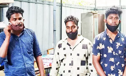 ലൈ​ബ്ര​റി പ്ര​വ​ർ​ത്ത​ക​രെ ആ​ക്ര​മി​ച്ച മ​യ​ക്കു​മ​രു​ന്ന്​ സം​ഘ​ത്തി​ലെ മൂ​ന്നു​പേ​ർ പി​ടി​യി​ൽ