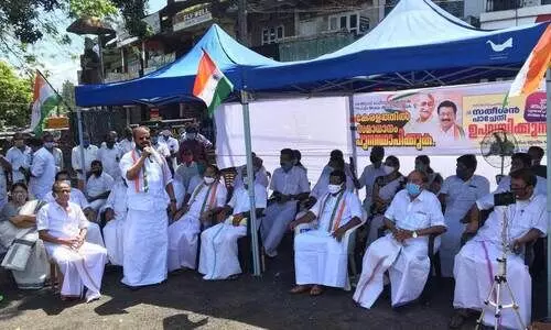 സതീശൻ പാച്ചേനി ഉപവാസം തുടങ്ങി