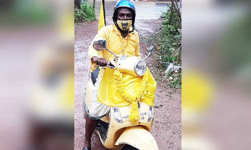 ച​ത​യ​ദി​ന​ത്തി​ൽ കോ​വി​ഡ് ബോ​ധ​വ​ത്ക​ര​ണം