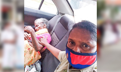 വാഹനം ഇടിച്ച് കിടന്ന വയോധികക്ക്​ പിങ്ക് പൊലീസ് രക്ഷകരായി