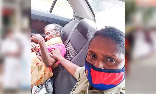 വാഹനം ഇടിച്ച് കിടന്ന വയോധികക്ക്​ പിങ്ക് പൊലീസ് രക്ഷകരായി