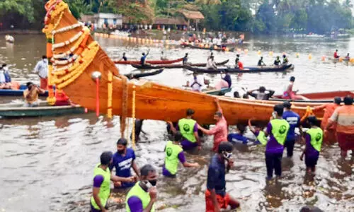 പുതുമോടിയിൽ കാരിച്ചാൽ നീരണിഞ്ഞു