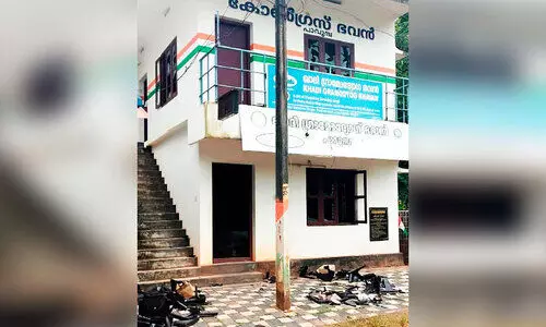 പാവുമ്പയിൽ കോൺഗ്രസ് ഭവനും ഖാദി ഭവനുംനേരെ ആക്രമണം