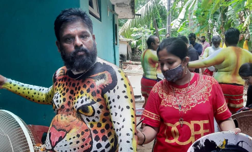 സൂം പുലികൾക്കു ആവേശമായി; അച്ഛന് വേഷം വരച്ചു പാർവതി