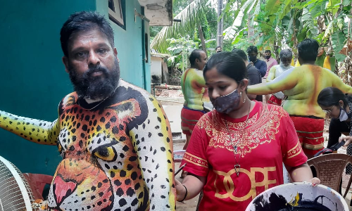 സൂമിൽ പുലികളിറങ്ങി; അച്ഛന് വേഷം വരച്ചത്​ പാർവതി