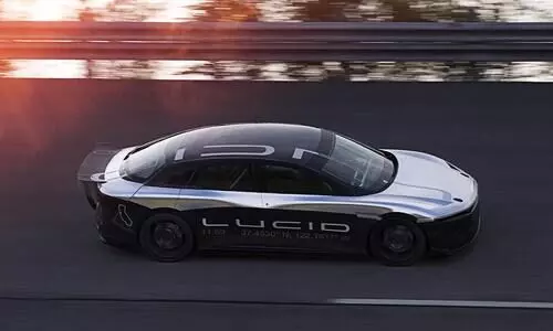 ടെസ്ലയെ മലർത്തിയടിച്ച് ലൂസിഡ് എയർ; ക്വാർട്ടർ മൈൽ പിന്നിട്ടത് 9.9 സെക്കൻറിൽ ടെസ്ലയെ മലർത്തിയടിച്ച് ലൂസിഡ് എയർ; ക്വാർട്ടർ മൈൽ പിന്നിട്ടത് 9.9 സെക്കൻറിൽ