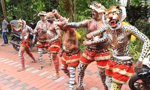 തൃശൂരിൽ പുലികളി നടത്താൻ സർക്കാർ അനുമതി