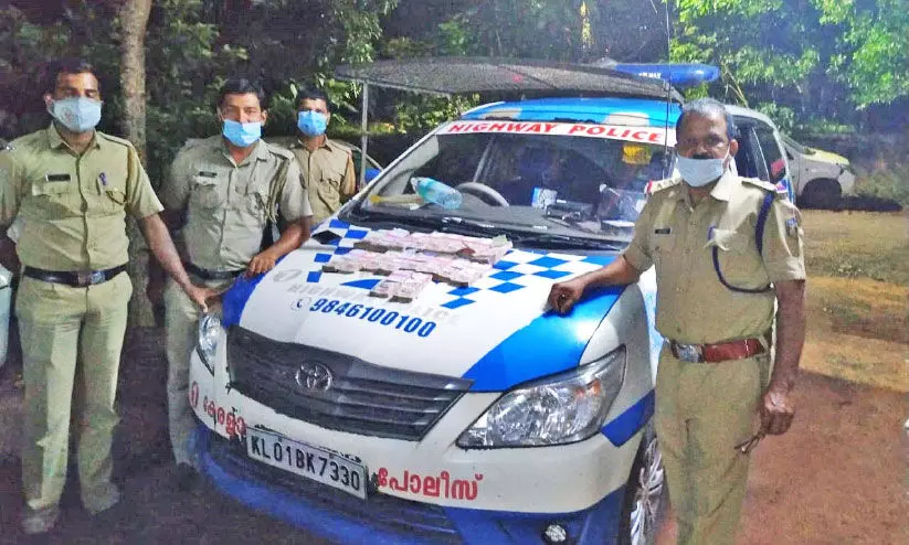 ഉപ്പളയിൽ 17 ലക്ഷം രൂപയുടെ നിരോധിത നോട്ടുകൾ പിടികൂടി