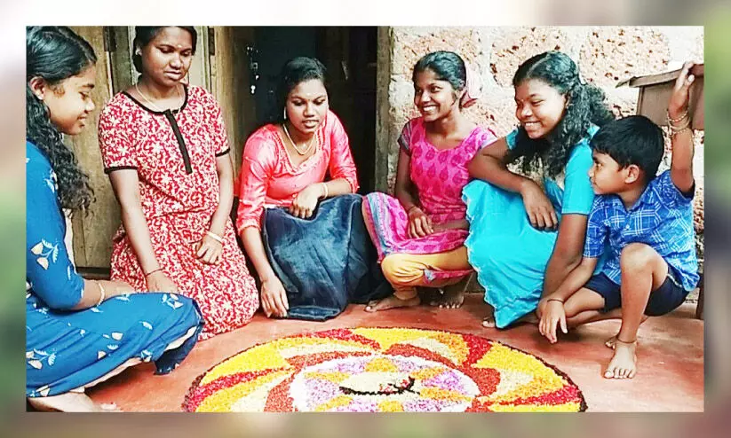 ഊരുകളിൽ ഓൺലൈനായി ഒാണമെത്തി ഊരുകളിൽ ഓൺലൈനായി ഒാണമെത്തി