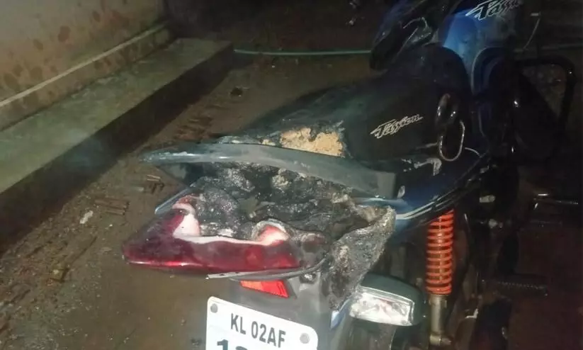 കൊല്ലത്ത്​ യൂത്ത്​ കോൺഗ്രസ്​ നേതാവി​െൻറ വീടിന്​ നേരെ ആക്രമണം; ബൈക്കിന്​ തീയിട്ടു