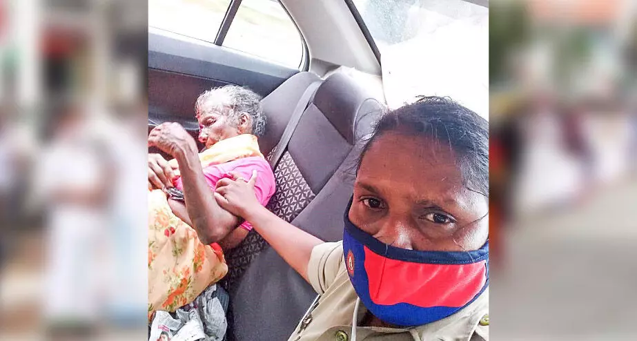 വാഹനം ഇടിച്ച് കിടന്ന വയോധികക്ക് പിങ്ക് പൊലീസ് രക്ഷകരായി വാഹനം ഇടിച്ച് കിടന്ന വയോധികക്ക് പിങ്ക് പൊലീസ് രക്ഷകരായി