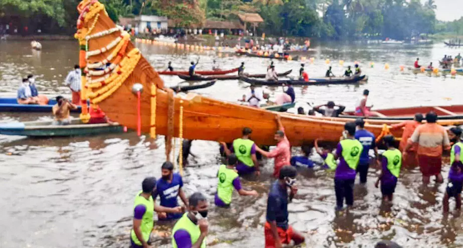 പുതുമോടിയിൽ കാരിച്ചാൽ നീരണിഞ്ഞു പുതുമോടിയിൽ കാരിച്ചാൽ നീരണിഞ്ഞു