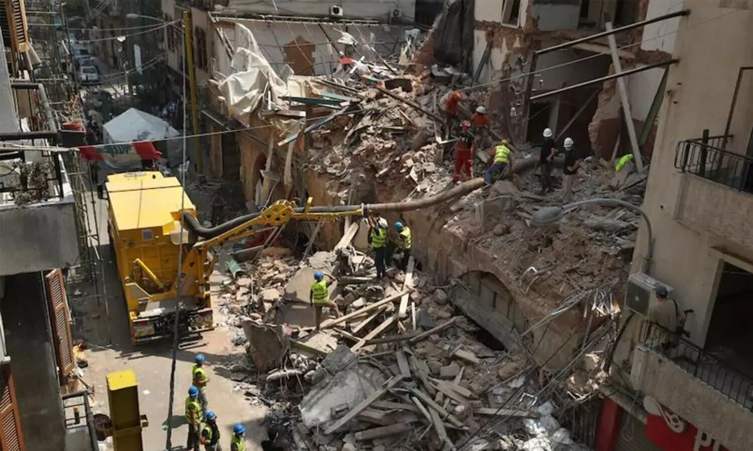 ബൈറൂത്​ സ്​ഫോടനത്തിന്​ ഒരു മാസം; അവശിഷ്​ടങ്ങൾക്കിടയിൽ ജീവ​െൻറ തുടിപ്പെന്ന്​ രക്ഷാപ്രവർത്തകർ