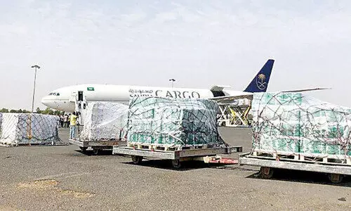 സു​ഡാ​നി​ലേ​ക്ക് സൗ​ദി​യു​ടെ സ​ഹാ​യ​ഹ​സ്തം: ദു​രി​താ​ശ്വാ​സ വി​മാ​നം ഖ​ർ​ത്തൂ​മി​ൽ എ​ത്തി