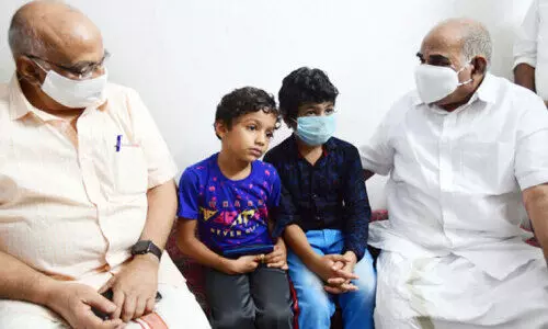 മിഥിലാജിൻെറ പറക്കമുറ്റാത്ത മക്കളെ നെഞ്ചോടുചേർത്ത് നേതാക്കൾ മിഥിലാജിൻെറ പറക്കമുറ്റാത്ത മക്കളെ നെഞ്ചോടുചേർത്ത് നേതാക്കൾ