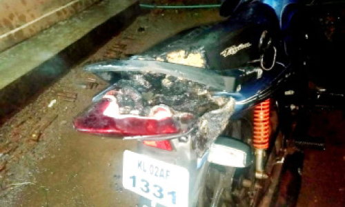 യൂത്ത് കോൺഗ്രസ് നേതാവി​െൻറ വീടിനുനേരെ ആക്രമണം; ബൈക്ക് കത്തിച്ചു