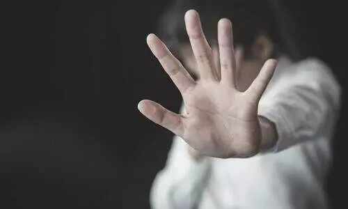 ഭാര്യയെ ബന്ധുക്കൾ ബലാത്സംഗം ചെയ്യുന്ന ദൃശ്യങ്ങൾ യൂട്യൂബിലിട്ട് ഭർത്താവ്; സ്ത്രീധനത്തുക സമാഹരിക്കാനാണെന്ന് വിശദീകരണം