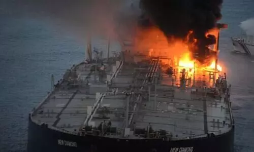 ശ്രീ​ല​ങ്കൻ തീരത്തിനടുത്ത്​ എ​ണ്ണ​ക്ക​പ്പ​ലി​ലെ തീയണക്കാൻ ശ്രമം തുടരുന്നു