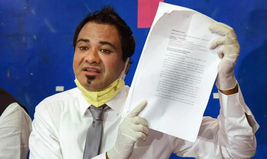 യു.പിയിൽ വീണ്ടും അറസ്റ്റ് ചെയ്യപ്പെട്ടേക്കാം, പ്രിയങ്ക ഗാന്ധിയുടെ ഉപദേശ പ്രകാരമാണ് രാജസ്ഥാനിലെത്തിയതെന്ന് കഫീൽ ഖാൻ യു.പിയിൽ വീണ്ടും അറസ്റ്റ് ചെയ്യപ്പെട്ടേക്കാം, പ്രിയങ്ക ഗാന്ധിയുടെ ഉപദേശ പ്രകാരമാണ് രാജസ്ഥാനിലെത്തിയതെന്ന് കഫീൽ ഖാൻ