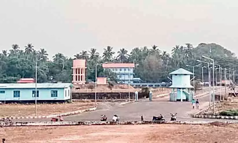 പൊന്നാനി ഫിഷിങ് ഹാർബറിൽ ടോൾ ഏർപ്പെടുത്തുന്നു പൊന്നാനി ഫിഷിങ് ഹാർബറിൽ ടോൾ ഏർപ്പെടുത്തുന്നു