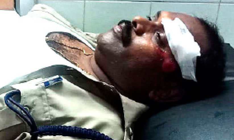 വാഹന പരിശോധനക്കിടെ എസ്.ഐയെ ബൈക്കിടിച്ച് വീഴ്ത്തി വാഹന പരിശോധനക്കിടെ എസ്.ഐയെ ബൈക്കിടിച്ച് വീഴ്ത്തി