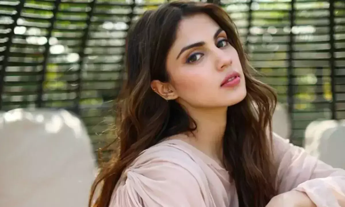 റിയ ചക്രവർത്തിയുടെ വീട്ടിൽ നാര്കോട്ടിക് കണ്ട്രോള് ബ്യൂറോ റെയ്ഡ് റിയ ചക്രവർത്തിയുടെ വീട്ടിൽ നാര്കോട്ടിക് കണ്ട്രോള് ബ്യൂറോ റെയ്ഡ്