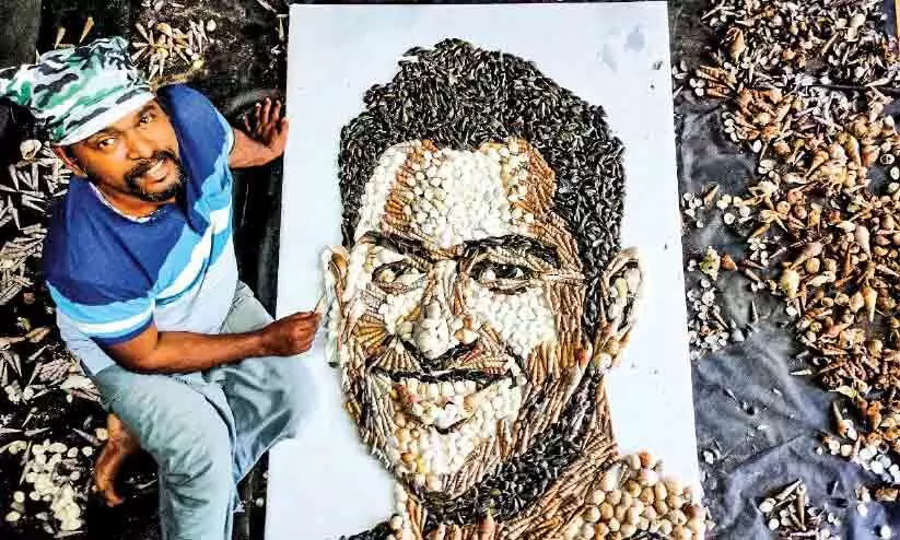 കടല്‍ ഷെല്ലുകള്‍ കൊണ്ട്​ ധോണി ചിത്രവുമായി ഡാവിഞ്ചി സുരേഷ്