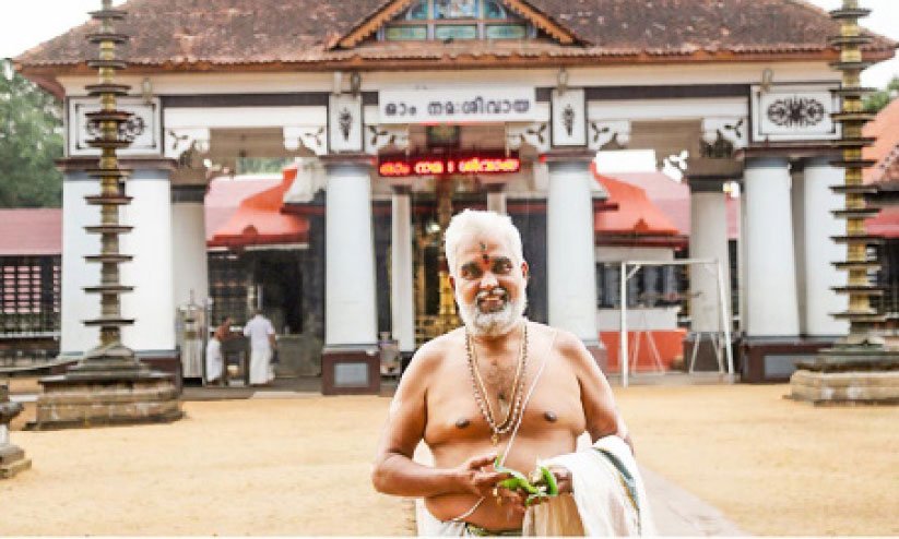 വൈക്കത്തപ്പെൻറ മണ്ണില്നിന്ന് ആദ്യമായി പമ്പാക്ഷേത്രം മേല്ശാന്തി വൈക്കത്തപ്പെൻറ മണ്ണില്നിന്ന് ആദ്യമായി പമ്പാക്ഷേത്രം മേല്ശാന്തി