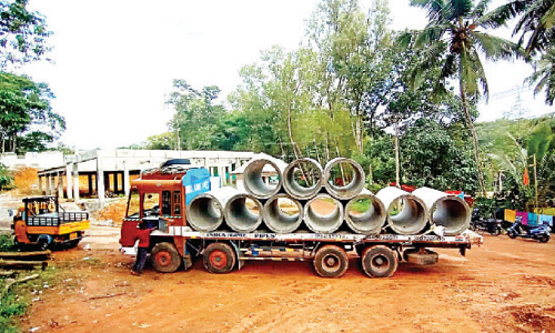 നോക്കുകൂലി നൽകിയില്ല; കോട്ടൂരിലെത്തിച്ച പൈപ്പുകൾ ഇറക്കുന്നത്​ തടഞ്ഞു