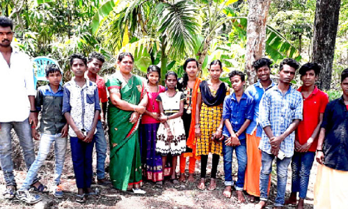 ഒാൺലൈൻ പഠനകാലത്തും വിശ്രമത്തിനില്ല, അഗസ്ത്യമലയുടെ സ്വന്തം ടീച്ചർ