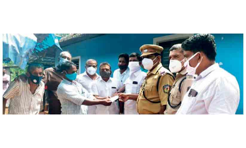 വേ​ലാ​യു​ധ​െൻറ സ​ത്യ​സ​ന്ധ​ത​ക്ക് അ​ഭി​ന​ന്ദ​ന പ്ര​വാ​ഹം