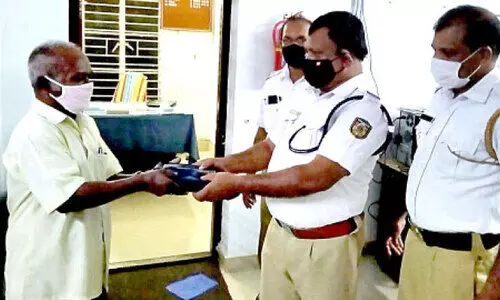 പണമടങ്ങിയ ബാഗ് ഉടമയെ കണ്ടെത്തി തിരിച്ചുനൽകി