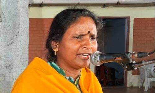 രമ്യ ഹരിദാസ് എം.പിക്ക് എസ്.എഫ്.ഐ പ്രവർത്തകരുടെ വധഭീഷണി; കാറിൽ കരിങ്കൊടി കെട്ടി