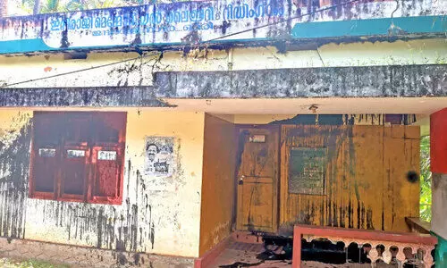 കോൺഗ്രസ് ഓഫിസിന് കരിഓയിൽ ഒഴിച്ചു